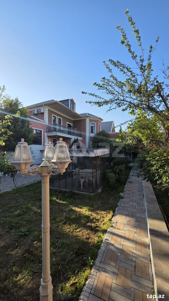 Satılır 5 otaqlı həyət evi 300 m²