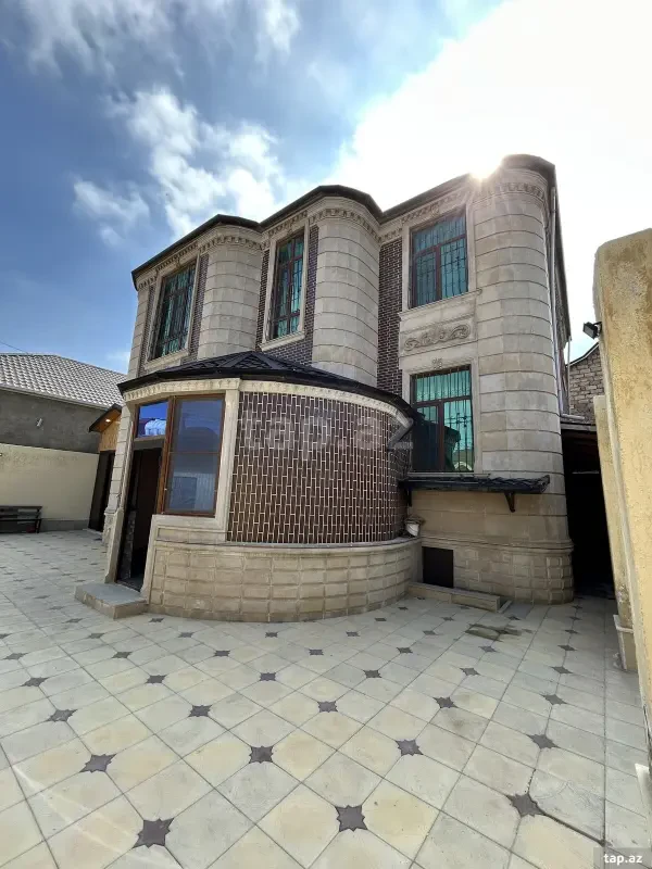 Satılır 5 otaqlı həyət evi 240 m²