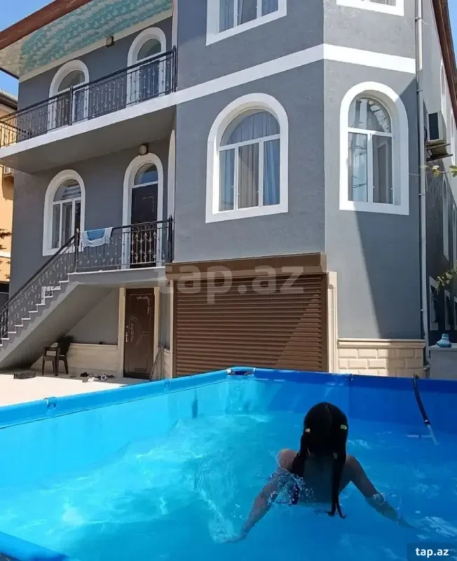 Satılır 15 otaqlı həyət evi 297 m²