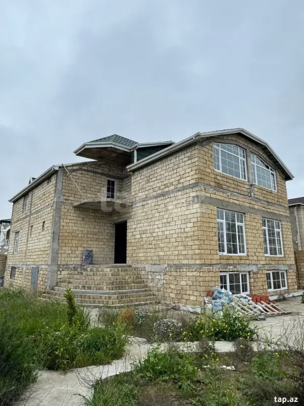Satılır 8 otaqlı həyət evi 1036 m²