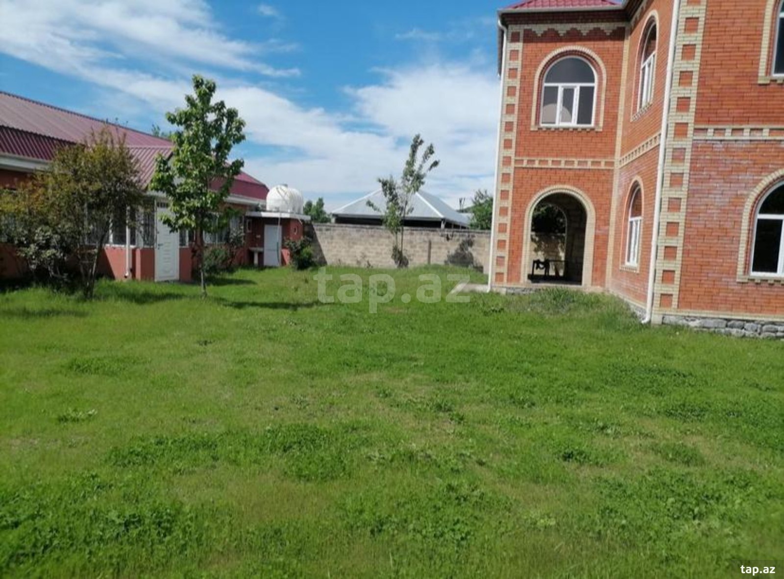 Satılır 5 otaqlı həyət evi 300 m²