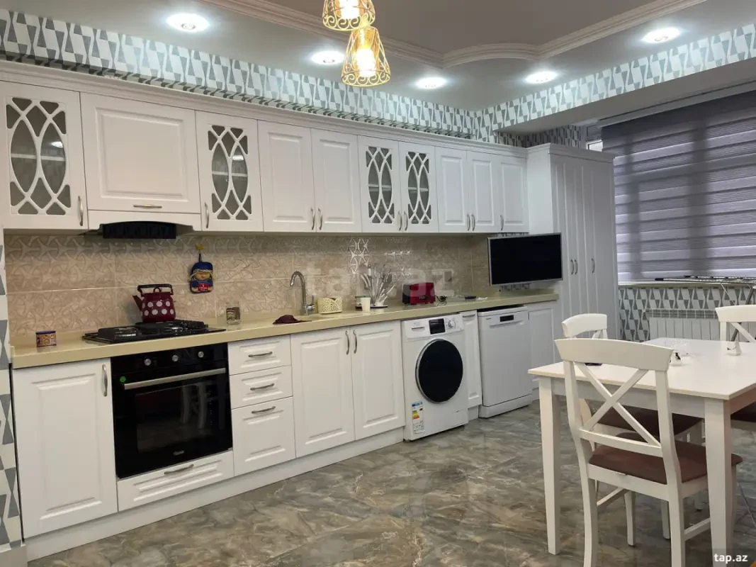 Kirayə verilir 3 otaqlı yeni tikili 140 m²