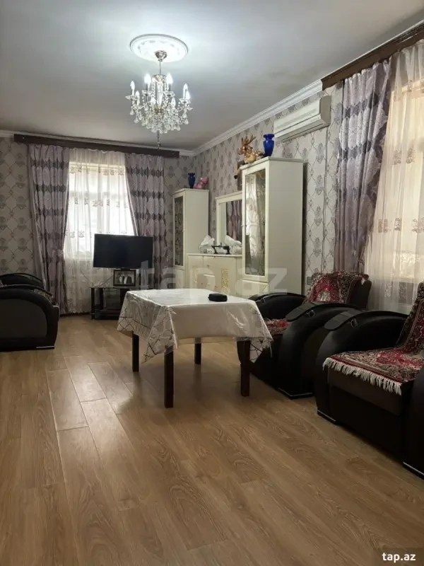 Satılır 5 otaqlı həyət evi 300 m²