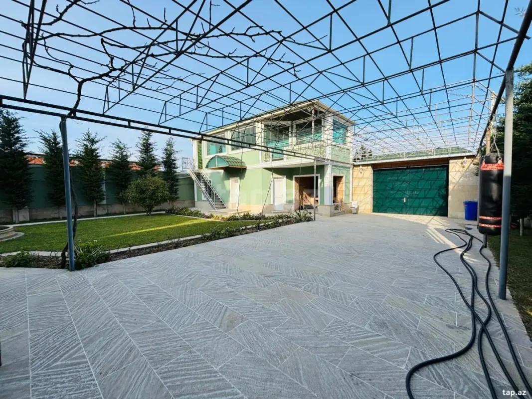 Satılır 8 otaqlı həyət evi 500 m²