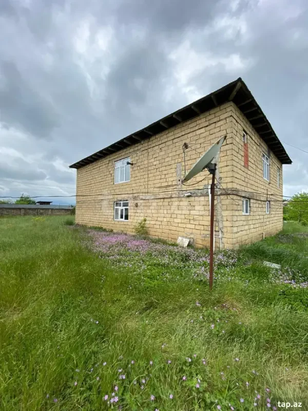 Satılır 5 otaqlı həyət evi 300 m²