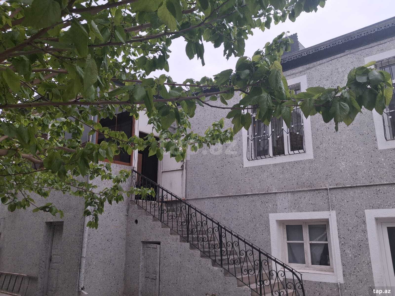 Satılır 7 otaqlı həyət evi 400 m²
