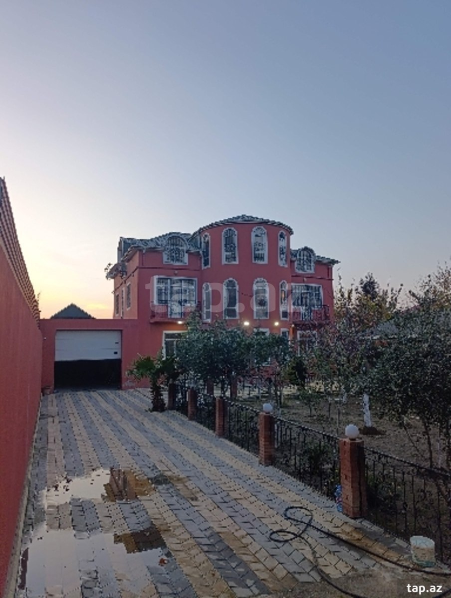 Satılır 6 otaqlı həyət evi 345 m²