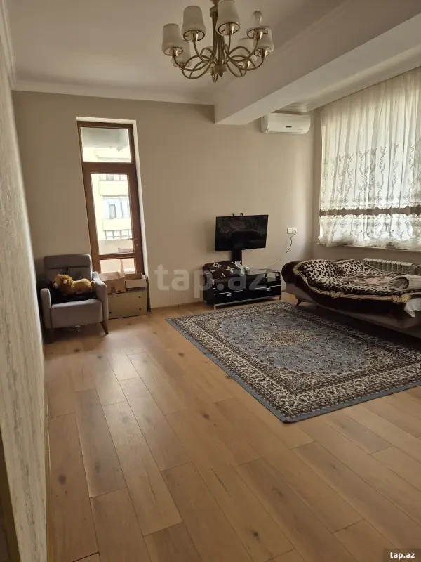 Kirayə verilir 3 otaqlı yeni tikili 135 m²