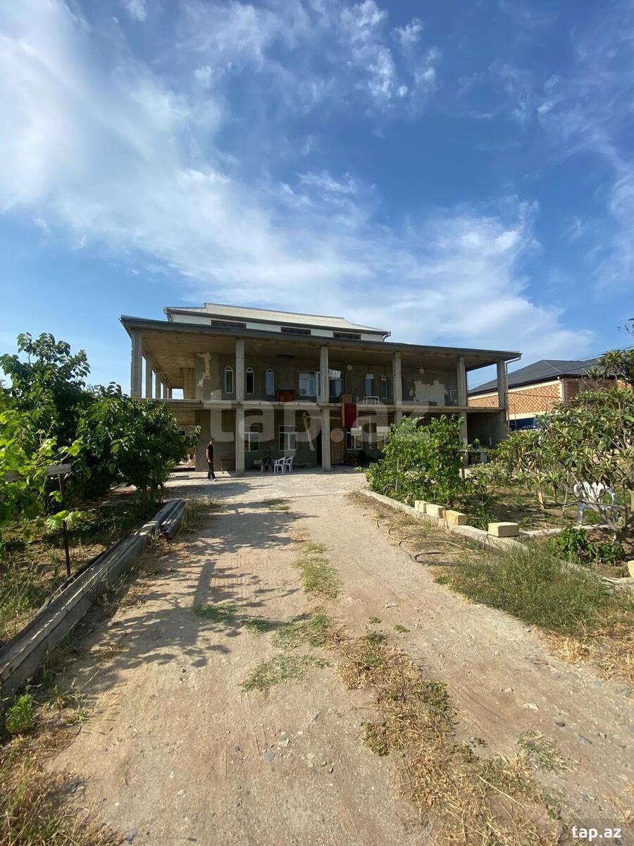 Satılır 8 otaqlı həyət evi 360 m²