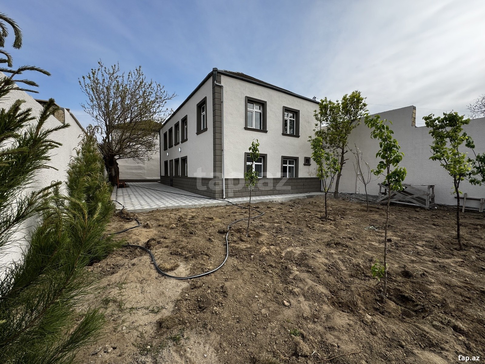 Satılır 5 otaqlı həyət evi 240 m²