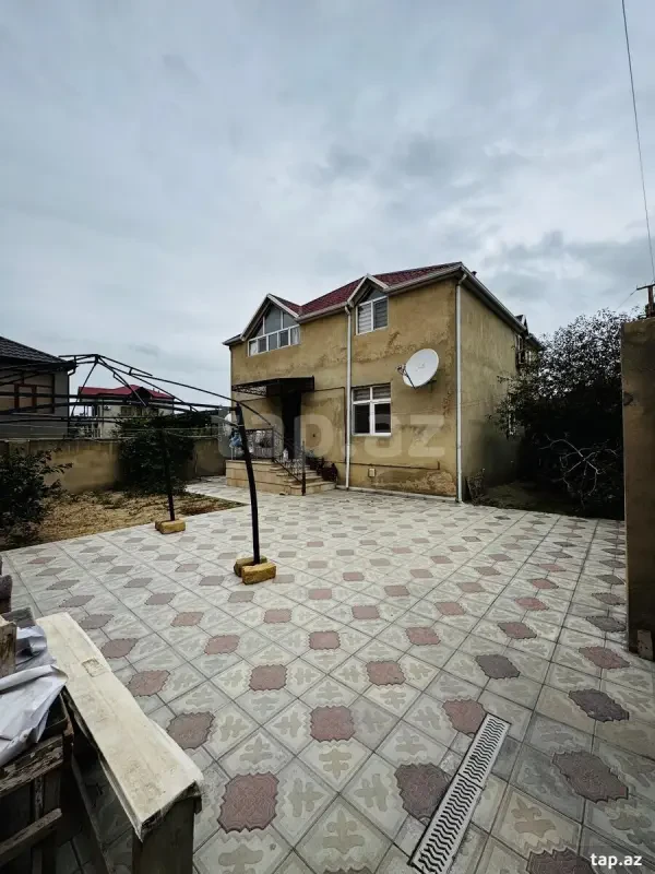 Satılır 4 otaqlı həyət evi 200 m²