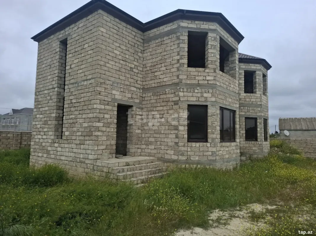 Satılır 8 otaqlı həyət evi 24 m²