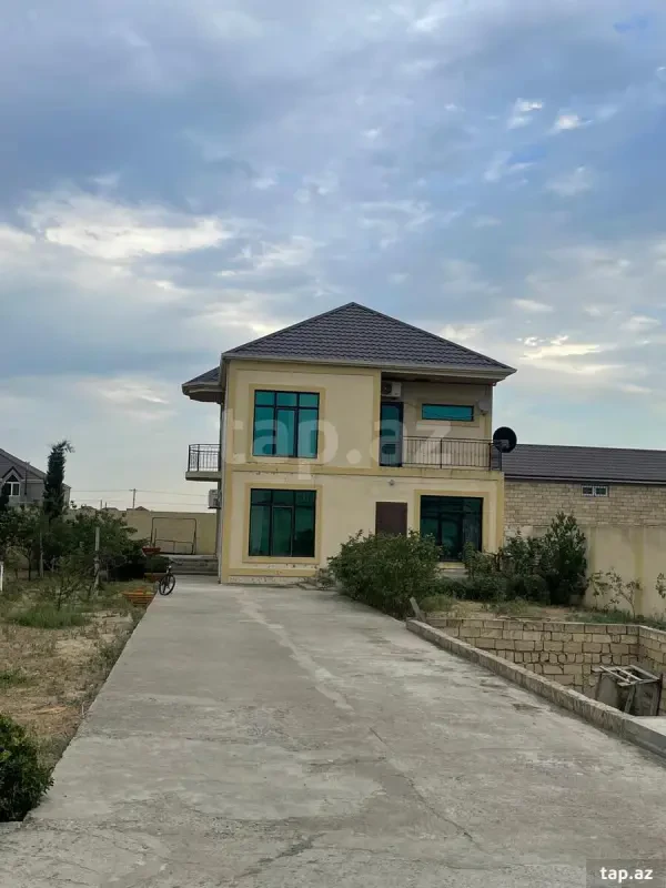 Satılır 6 otaqlı həyət evi 200 m²