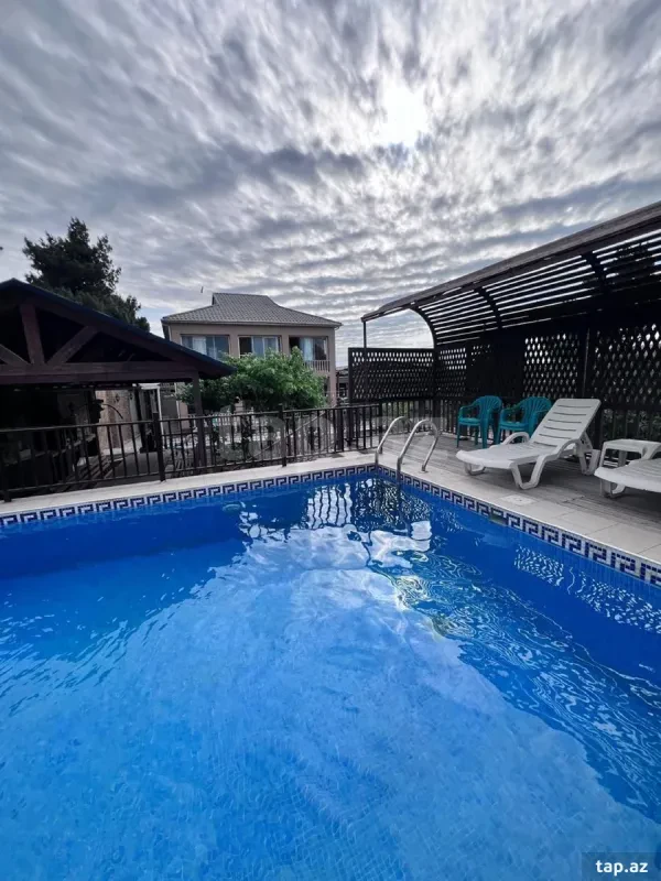 Satılır 8 otaqlı həyət evi 80 m²