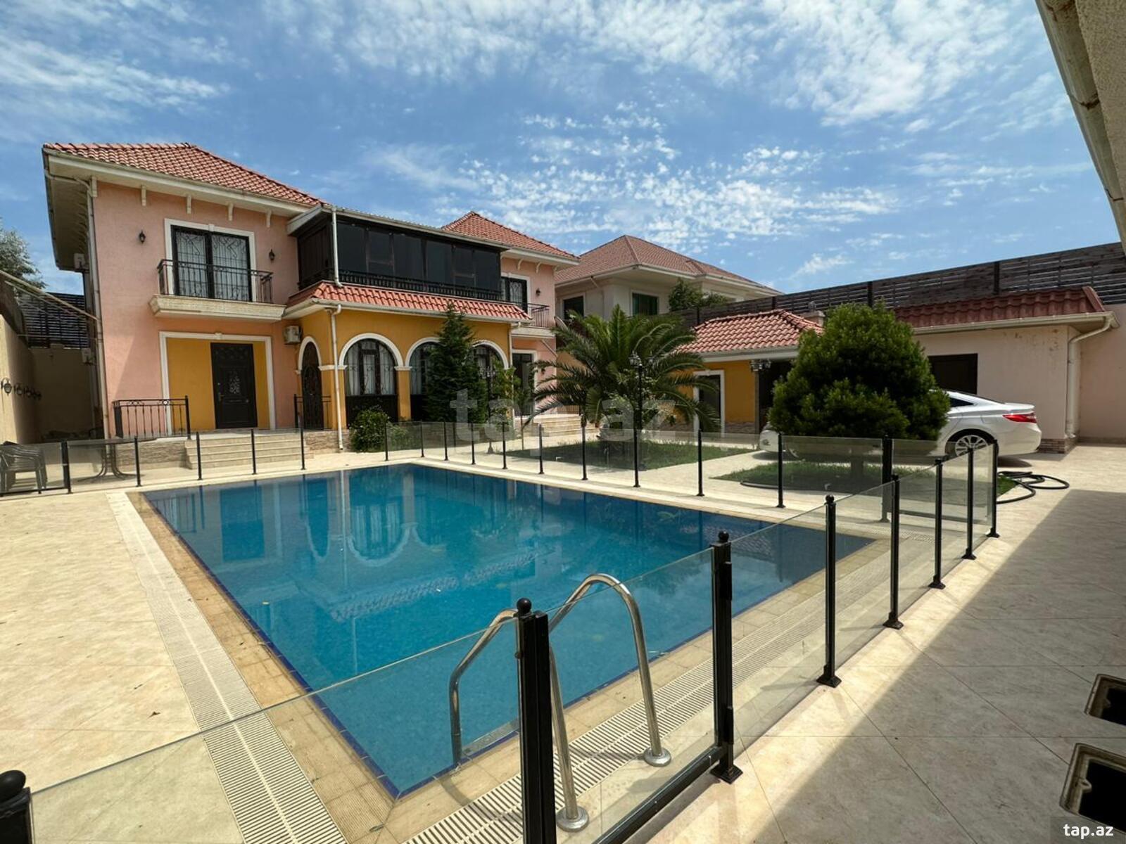 Satılır 10 otaqlı həyət evi 500 m²