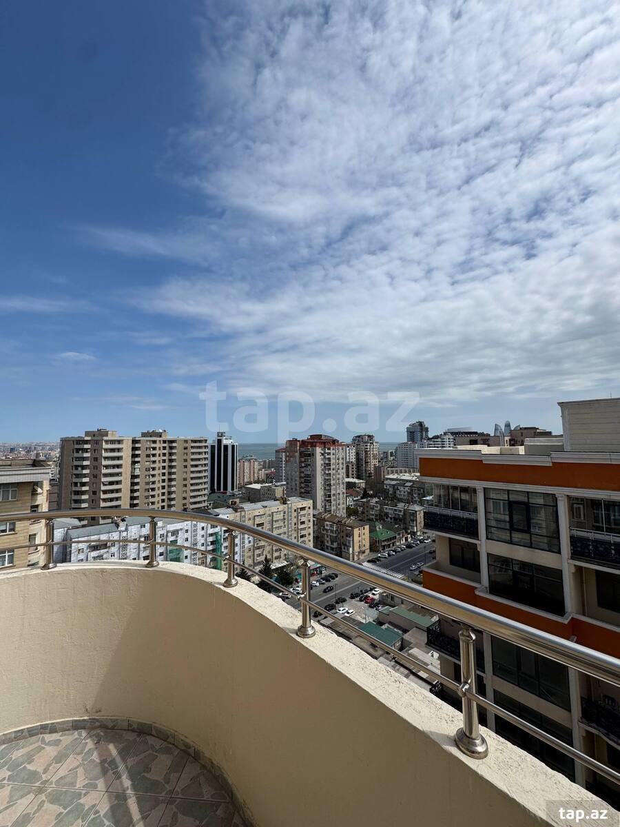 Satılır 8 otaqlı mənzil 412 m²