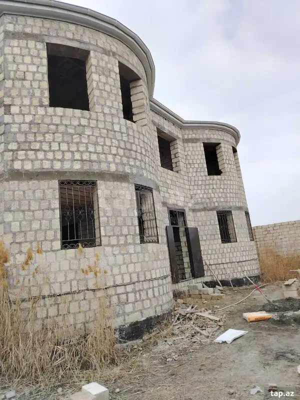 Satılır 8 otaqlı həyət evi 250 m²