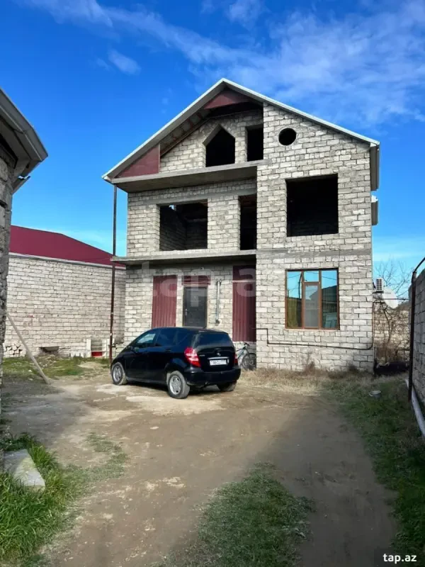 Satılır 8 otaqlı həyət evi 250 m²