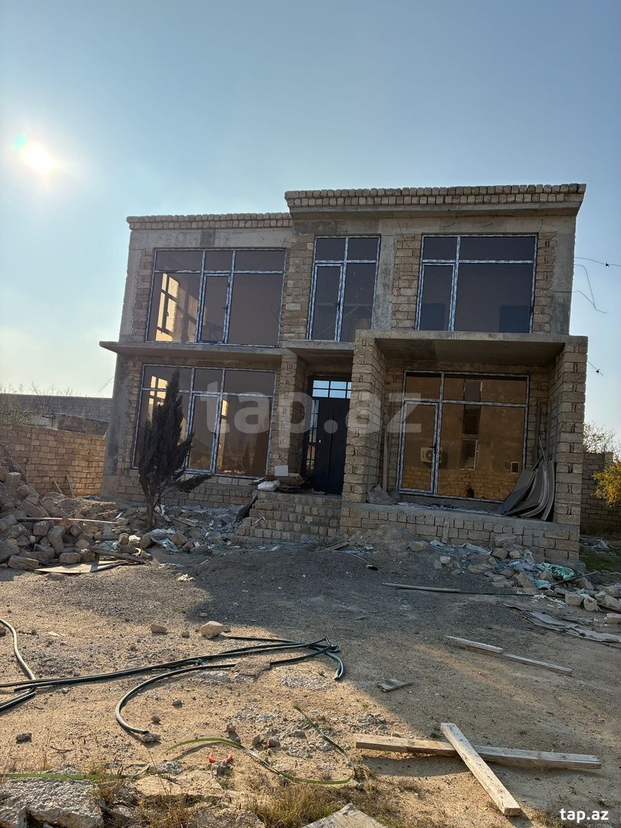 Satılır 5 otaqlı həyət evi 240 m²