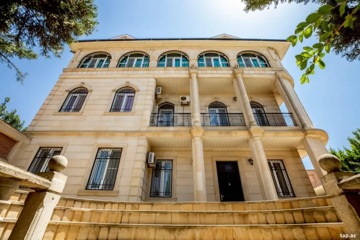 Satılır 6 otaqlı həyət evi 406 m²