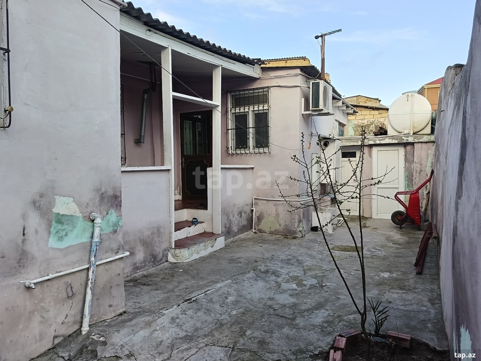 Satılır 6 otaqlı həyət evi 142 m²