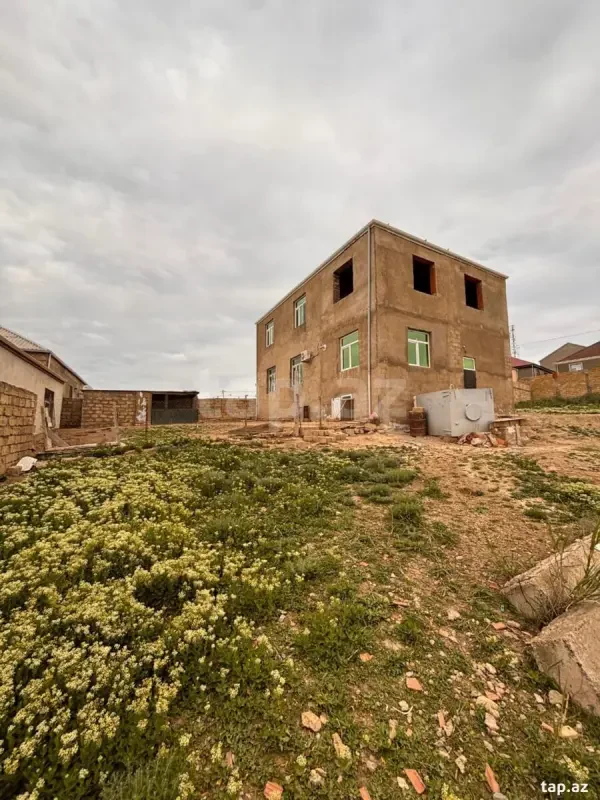 Satılır 5 otaqlı həyət evi 200 m²