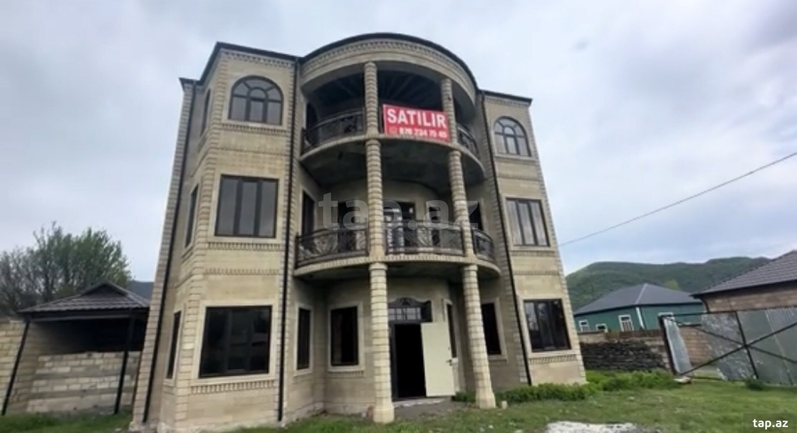 Satılır 10 otaqlı həyət evi 300 m²