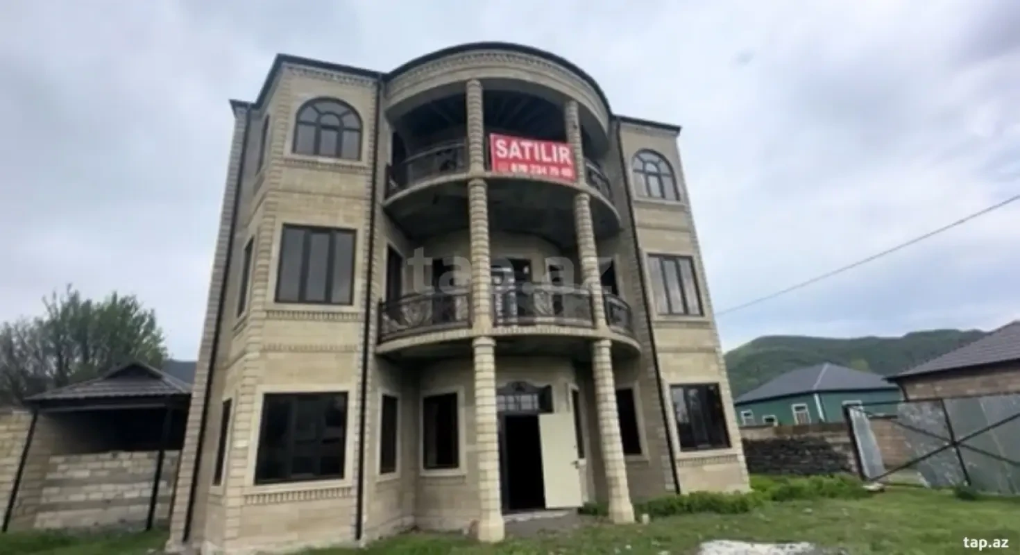 Satılır 10 otaqlı həyət evi 300 m²