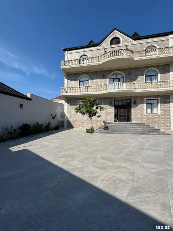 Satılır 8 otaqlı həyət evi 415 m²