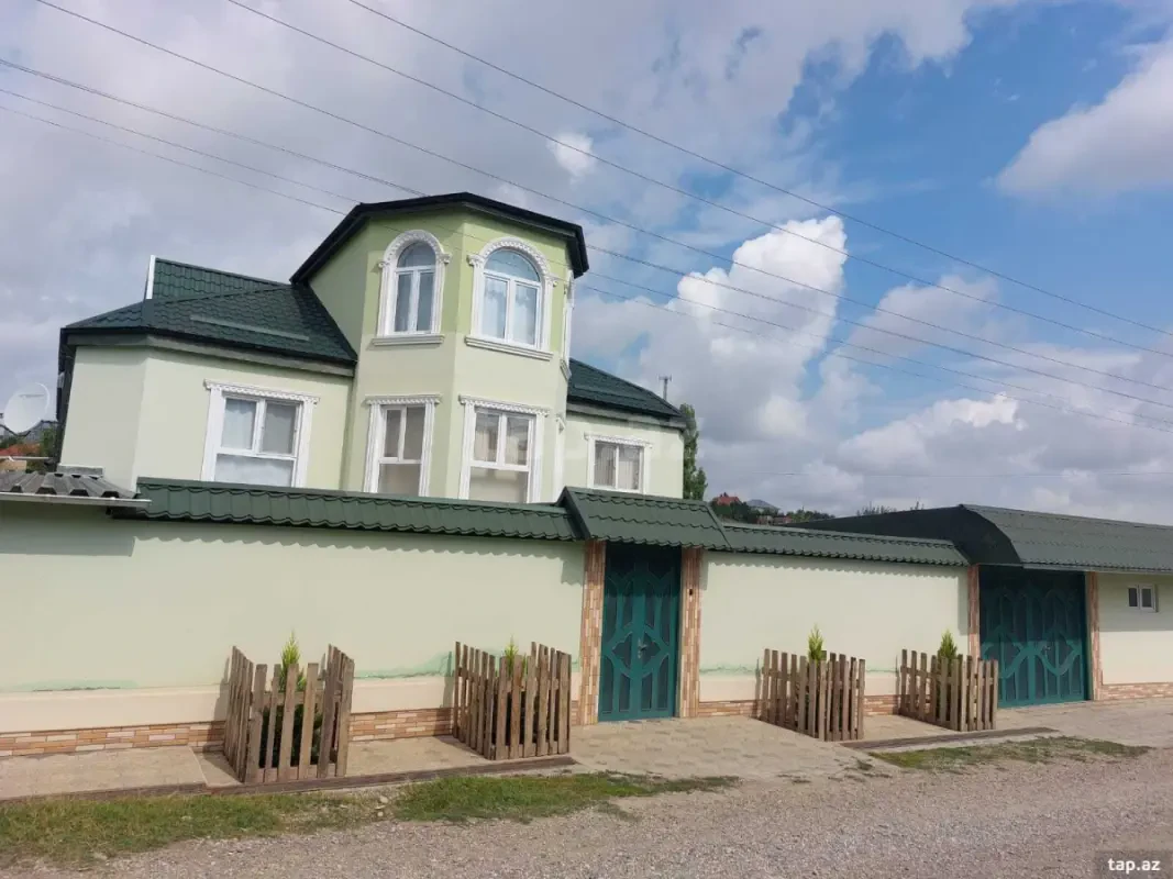 Satılır 10 otaqlı həyət evi 230 m²