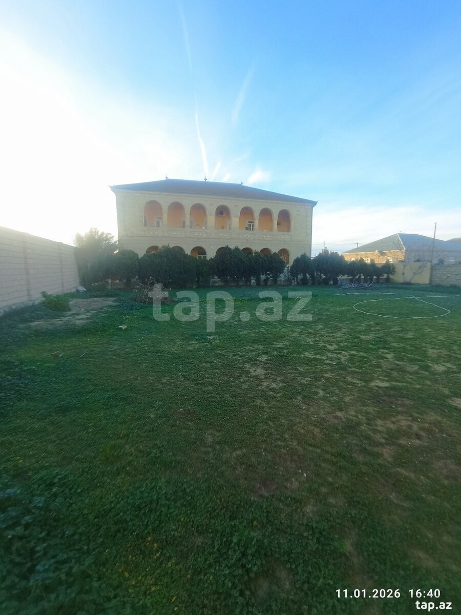 Satılır 10 otaqlı həyət evi 600 m²
