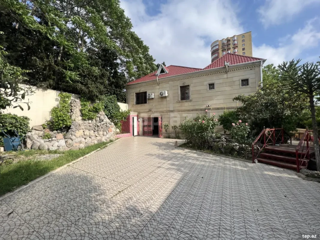 Satılır 5 otaqlı həyət evi 320 m²