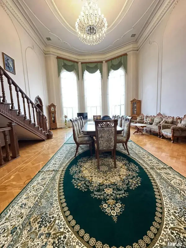 Satılır 11 otaqlı həyət evi 600 m²