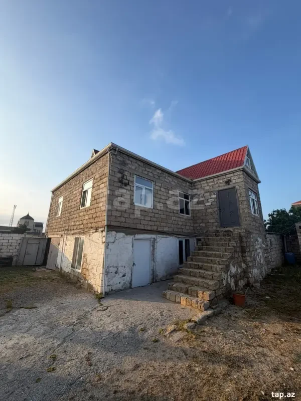Satılır 6 otaqlı həyət evi 900 m²