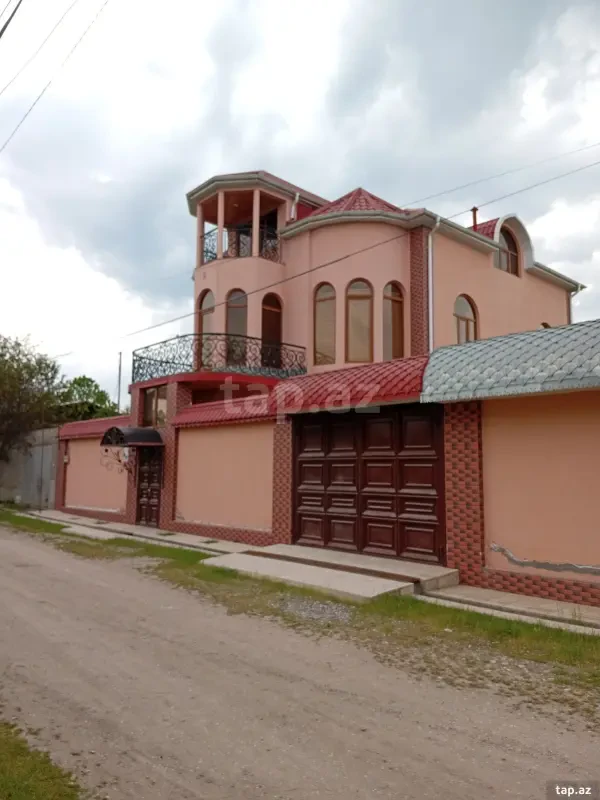 Satılır 6 otaqlı həyət evi 200 m²