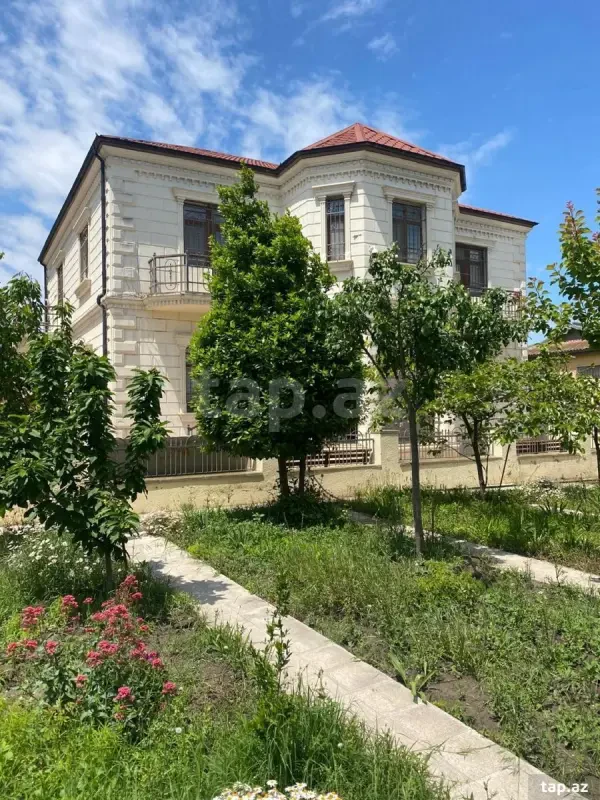 Satılır 7 otaqlı həyət evi 300 m²