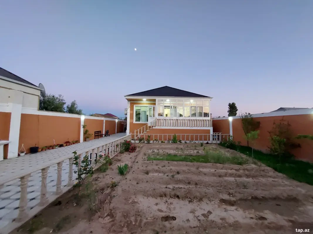 Satılır 4 otaqlı həyət evi 480 m²