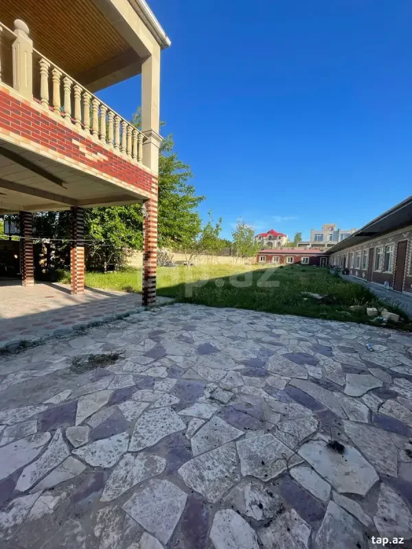 Satılır 15 otaqlı həyət evi 300 m²