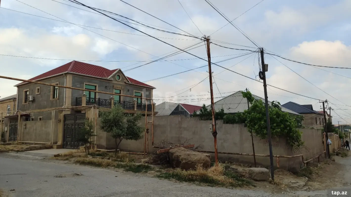 Satılır 6 otaqlı həyət evi 240 m²