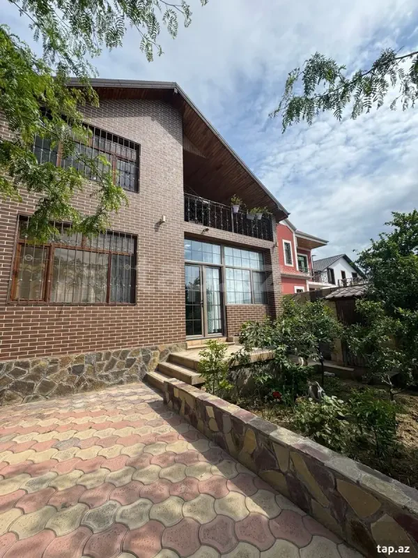 Satılır 6 otaqlı həyət evi 300 m²