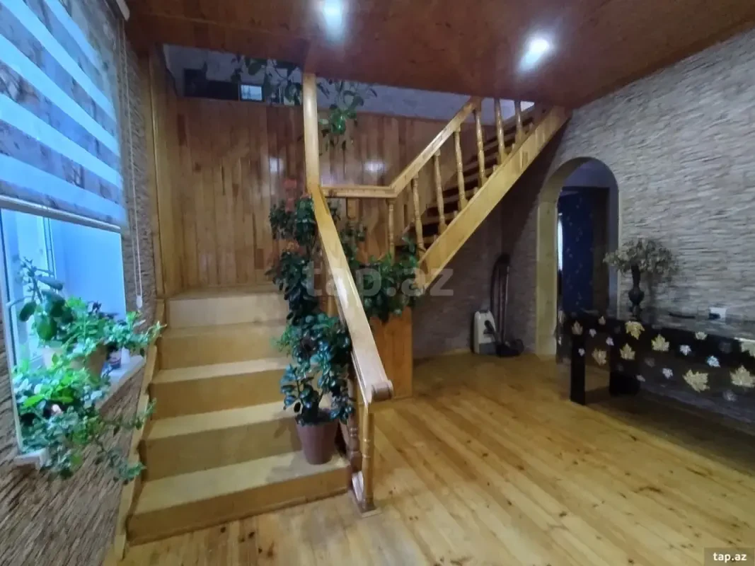 Satılır 8 otaqlı həyət evi 220 m²