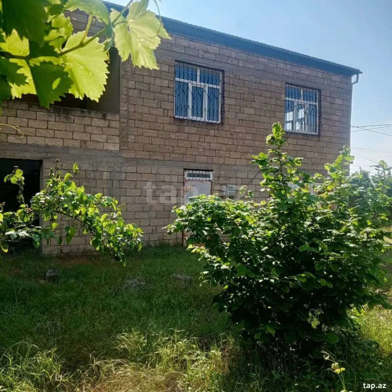 Satılır 8 otaqlı həyət evi 300 m²