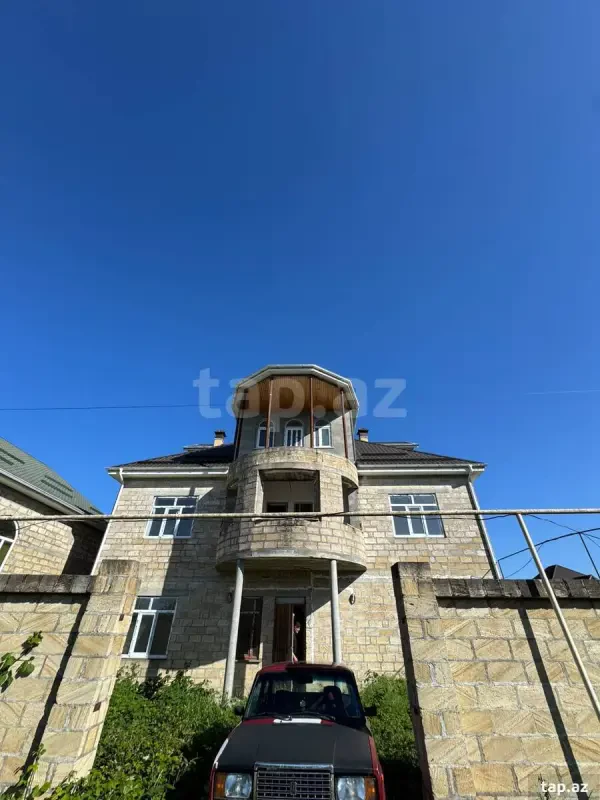 Satılır 8 otaqlı həyət evi 400 m²