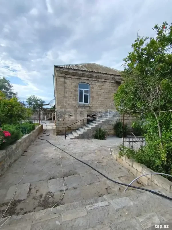 Satılır 11 otaqlı həyət evi 240 m²