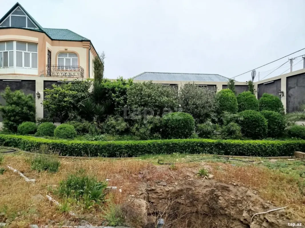 Satılır 7 otaqlı həyət evi 400 m²