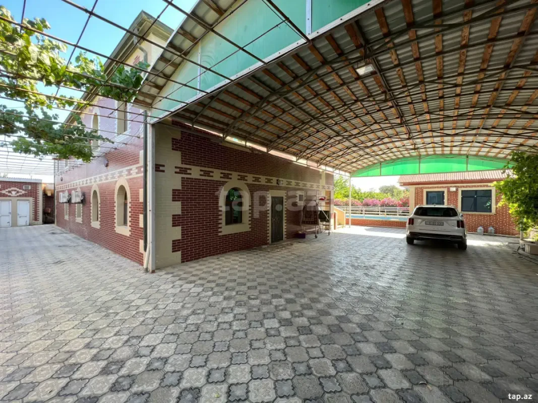 Satılır 8 otaqlı həyət evi 400 m²