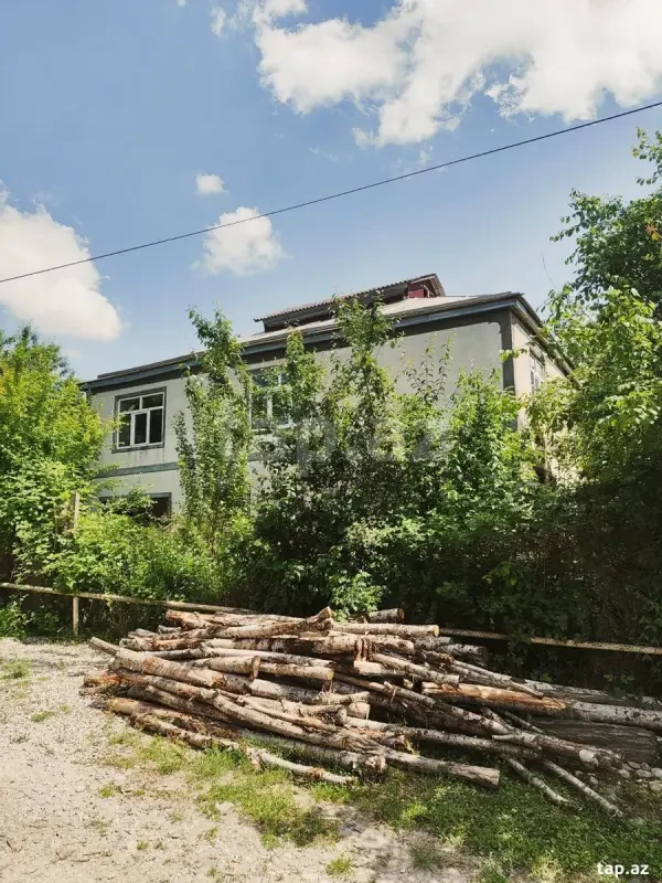 Satılır 8 otaqlı həyət evi 360 m²