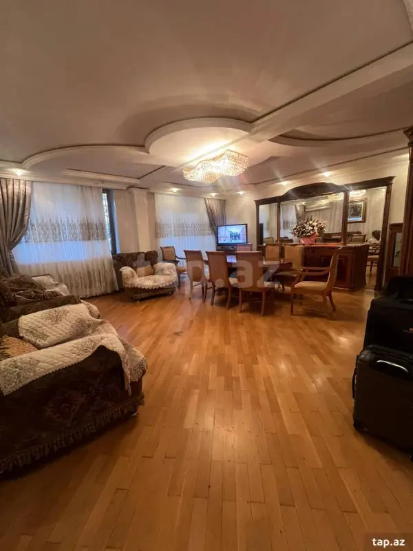 Satılır 5 otaqlı mənzil 130 m²