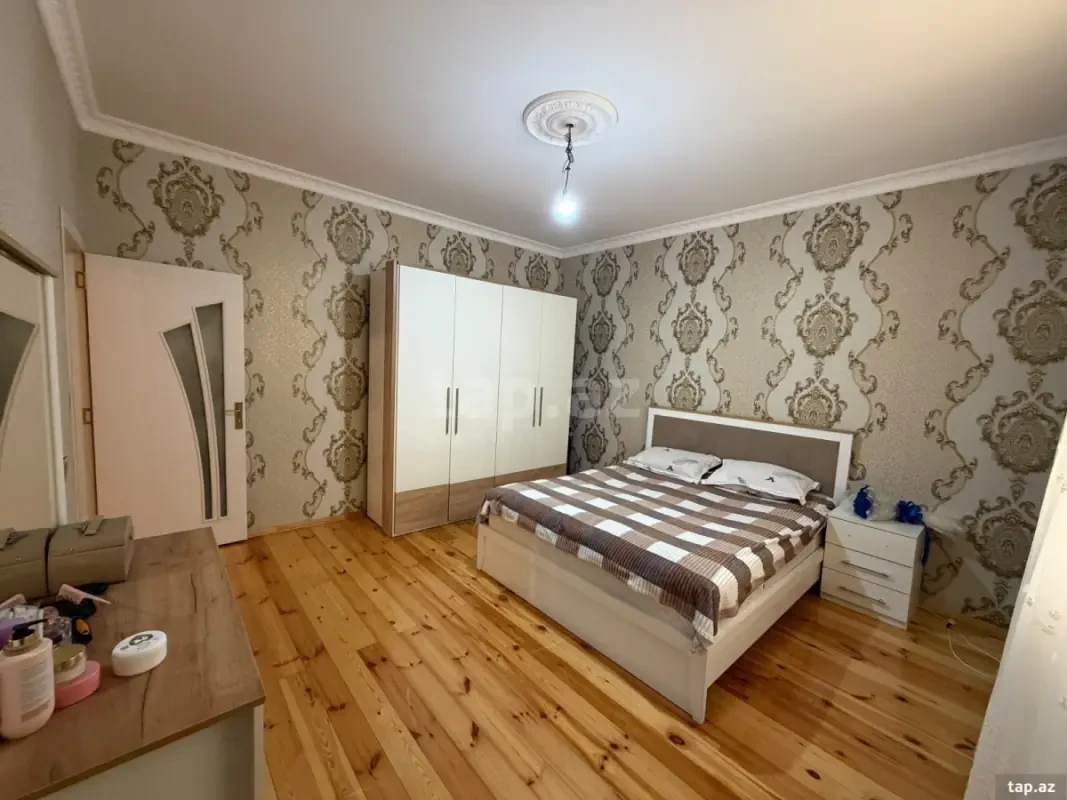 Satılır 5 otaqlı həyət evi 240 m²