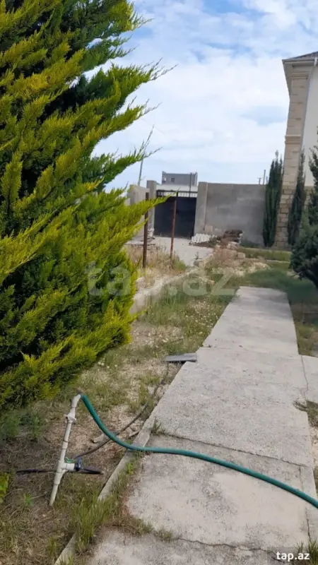 Satılır 5 otaqlı həyət evi 300 m²